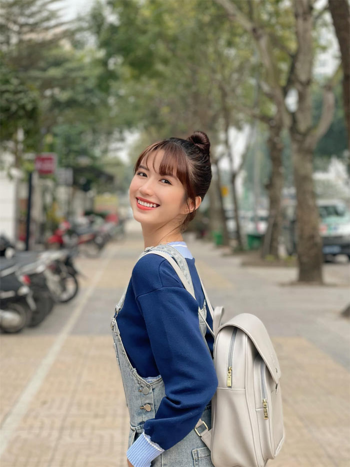 Ngọc Huyền cho biết, cô và nhân vật Vân Vân trong phim "Thương ngày nắng về" có nhiều nét giống nhau như cùng thích mỹ thuật và tính cách sôi nổi, vui vẻ.