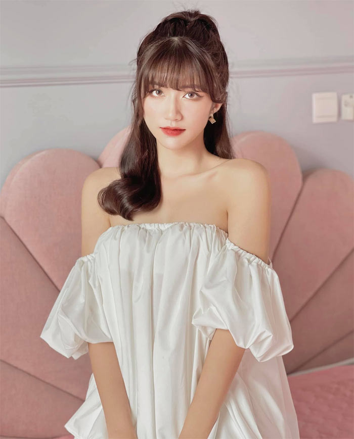 Cô theo học khoa Thiết kế Thời trang, trường Đại học Mỹ thuật công nghiệp Hà Nội.