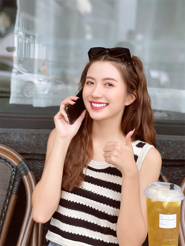 Vẫn còn non nớt về diễn xuất nhưng nữ diễn viên sinh năm 1999 được khán giả yêu mến vì vẻ ngoài đáng yêu, xinh xắn.