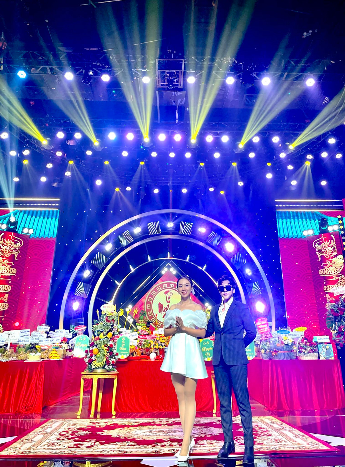 Kenji diện vest bảnh bao mỗi khi tham gia sự kiện cùng bạn gái.