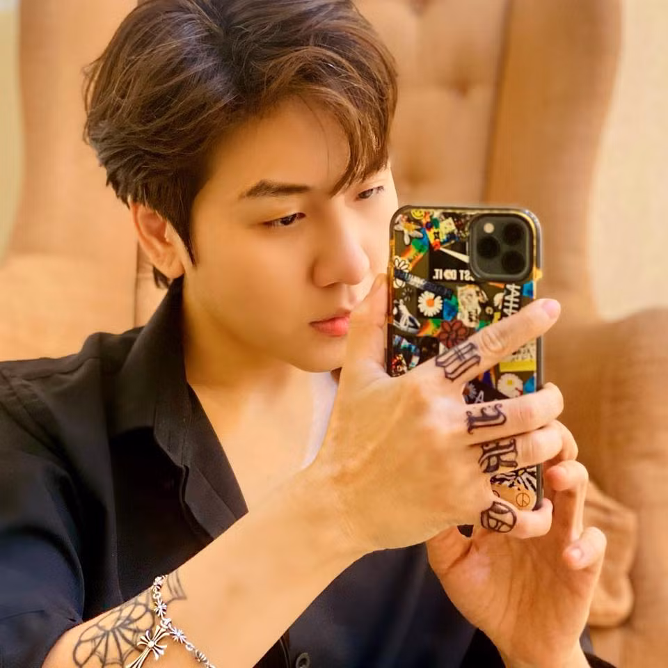 Sau hai năm cắt ngực, bạn trai kém 5 tuổi của Miko Lan Trinh có sự thay đổi về ngoại hình.