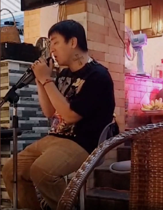 Hoài Lâm ngày nào đẹp trai, chỉn chu giờ đây thay bằng hình ảnh một anh chàng ca sĩ phát tướng, ăn mặc xuề xòa. (Ảnh: Vietnamnet)