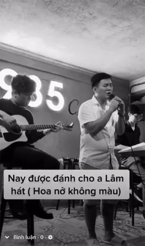 Hoài Lâm phát tướng thấy rõ, đặc biệt khi nhìn vào vòng bụng tròn vo như đang mang bầu của giọng ca "Buồn làm chi em ơi". (Ảnh cắt từ clip)