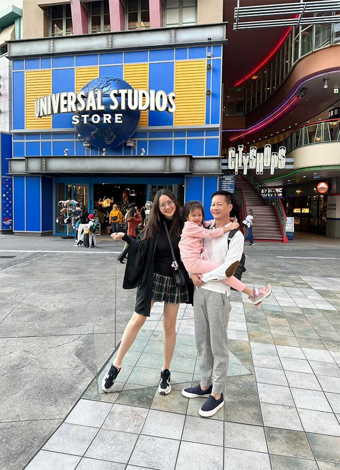 Cựu người mẫu Phan Như Thảo khoe đôi chân thon dài khi cùng chồng, con đi du lịch Nhật Bản.