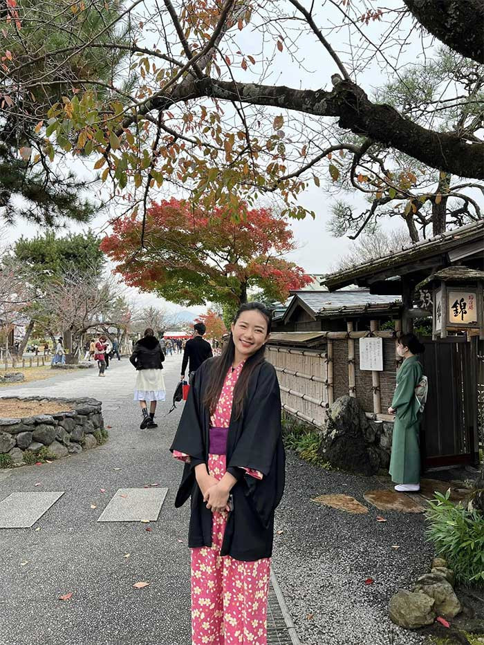 Người đẹp sinh năm 1988 rạng ngời trong mỗi khuôn hình khi đi du lịch ở đất nước mặt trời mọc.