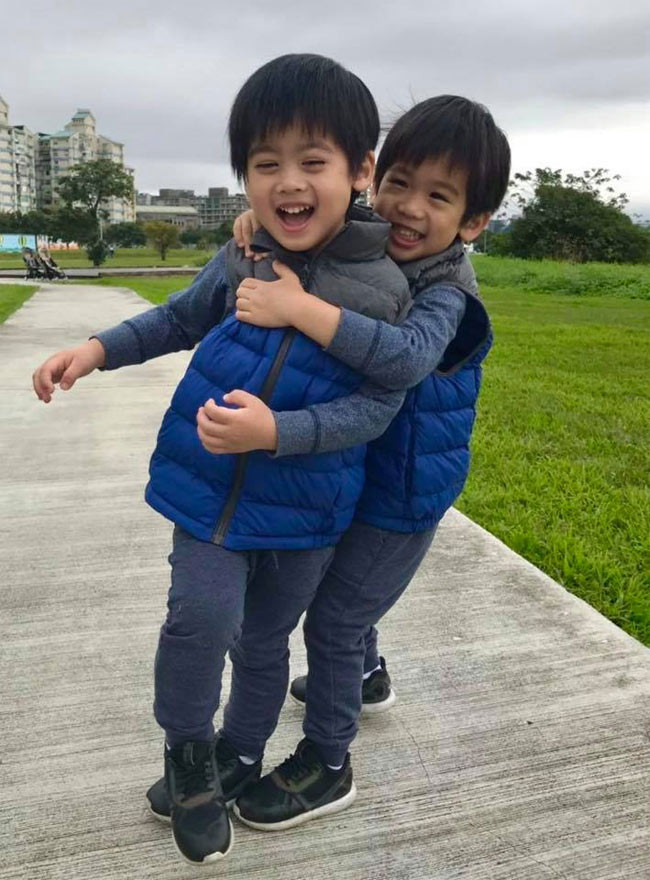 Hai bé trai sinh đôi nhà Lâm Chí Dĩnh cũng nhận được rất nhiều sự quan tâm của người hâm mộ.