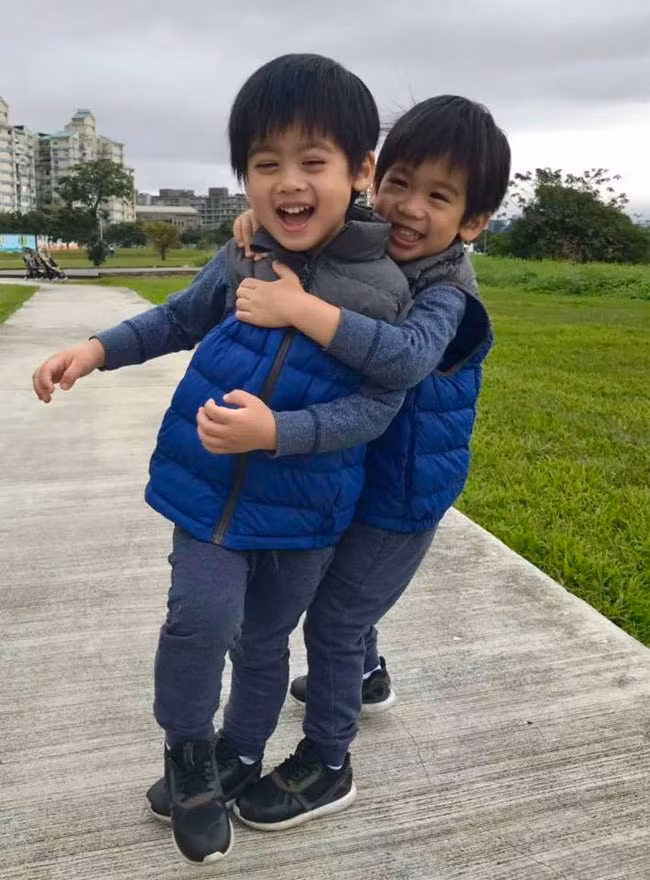 Hai bé trai sinh đôi nhà Lâm Chí Dĩnh cũng nhận được rất nhiều sự quan tâm của người hâm mộ.