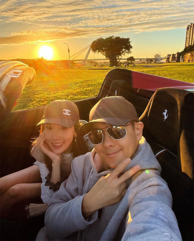 Nam diễn viên "Thiên long bát bộ" cho biết, anh là người chủ động theo đuổi vợ và bị cô hút hồn ngay trong buổi gặp đầu tiên tại một triển lãm ô tô.