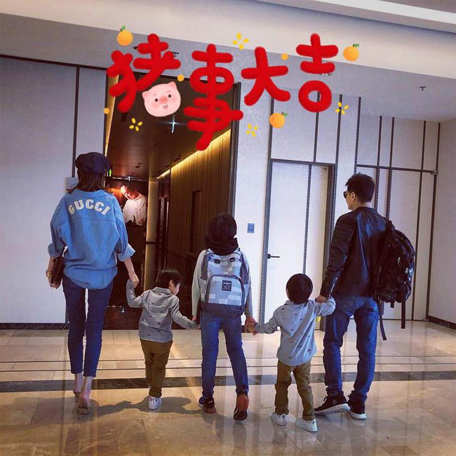 Khi kết hôn, cả hai đã có một con trai chung vào năm 2009, bé Kimi. Tháng 1/2016, hai vợ chồng Lâm Chí Dĩnh lại chào đón 2 bé trai song sinh.