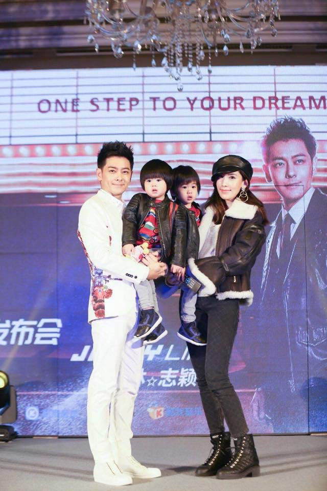 Nam diễn viên 48 tuổi thường dẫn vợ con đi chơi, đi sự kiện và thoải mái chia sẻ những khoảnh khắc hạnh phúc với fan.