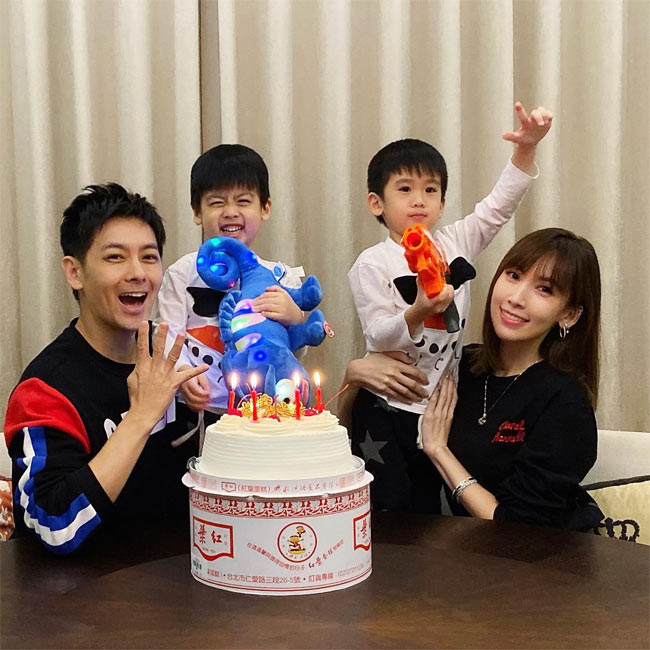 Sau đám cưới vào năm 2013, Lâm Chí Dĩnh thoải mái khoe những bức ảnh gia đình hạnh phúc trên trang cá nhân.