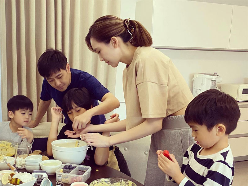 Sau khi sinh con đầu lòng cho Lâm Chí Dĩnh, Trần Nhược Nghi chia tay sàn diễn thời trang để toàn tâm toàn ý lo cho gia đình nhỏ.