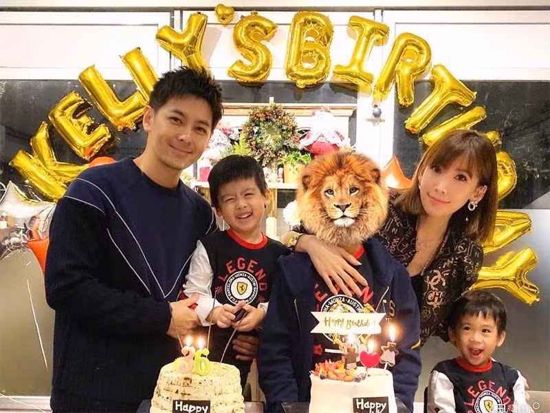 Người hâm mộ xuýt xoa vì hạnh phúc viên mãn của Lâm Chí Dĩnh khi anh xuất hiện cùng vợ và 3 con trai.