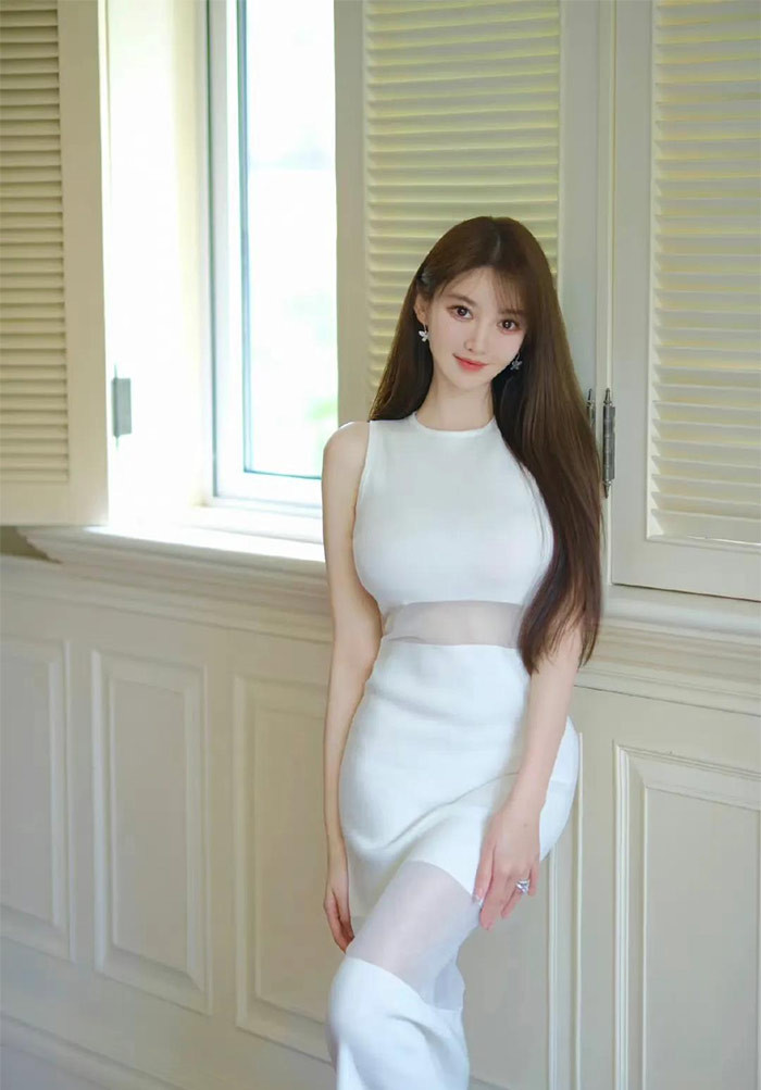 Diệp Kha luôn biết cách ăn mặc để tôn ba vòng nóng bóng của mình. (Ảnh: Sina)