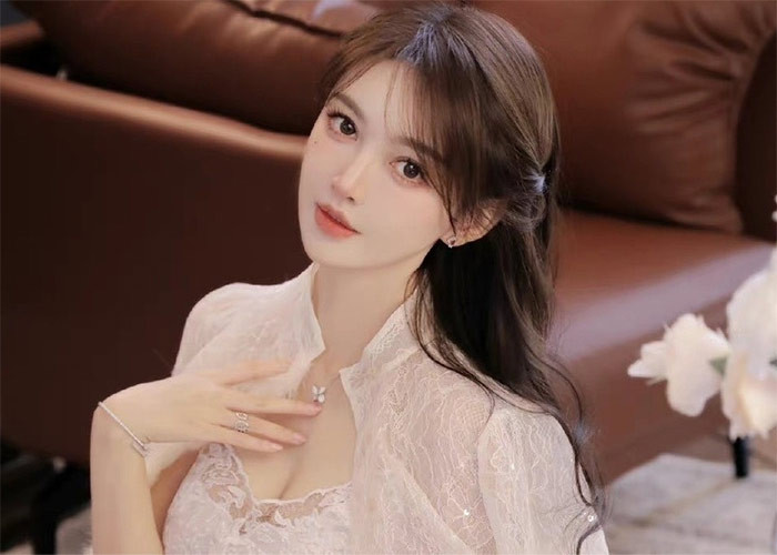 Theo Sina, Diệp Kha là hoa khôi của Đại học Thâm Quyến. Năm 2010, cô gia nhập ngành giải trí với vai trò người dẫn chương trình sau khi tham gia cuộc thi tuyển chọn hoa khôi streamer của đài truyền hình Hồ Nam và lọt vào top 50. (Ảnh: Sohu)