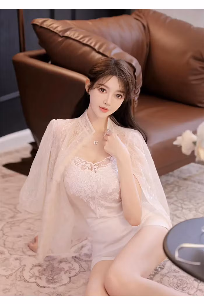 Làn da trắng mịn màng, đôi chân thon dài cũng là một trong những "vũ khí" giúp Diệp Kha quyến rũ trước mắt người đối diện. (Ảnh: Sina)