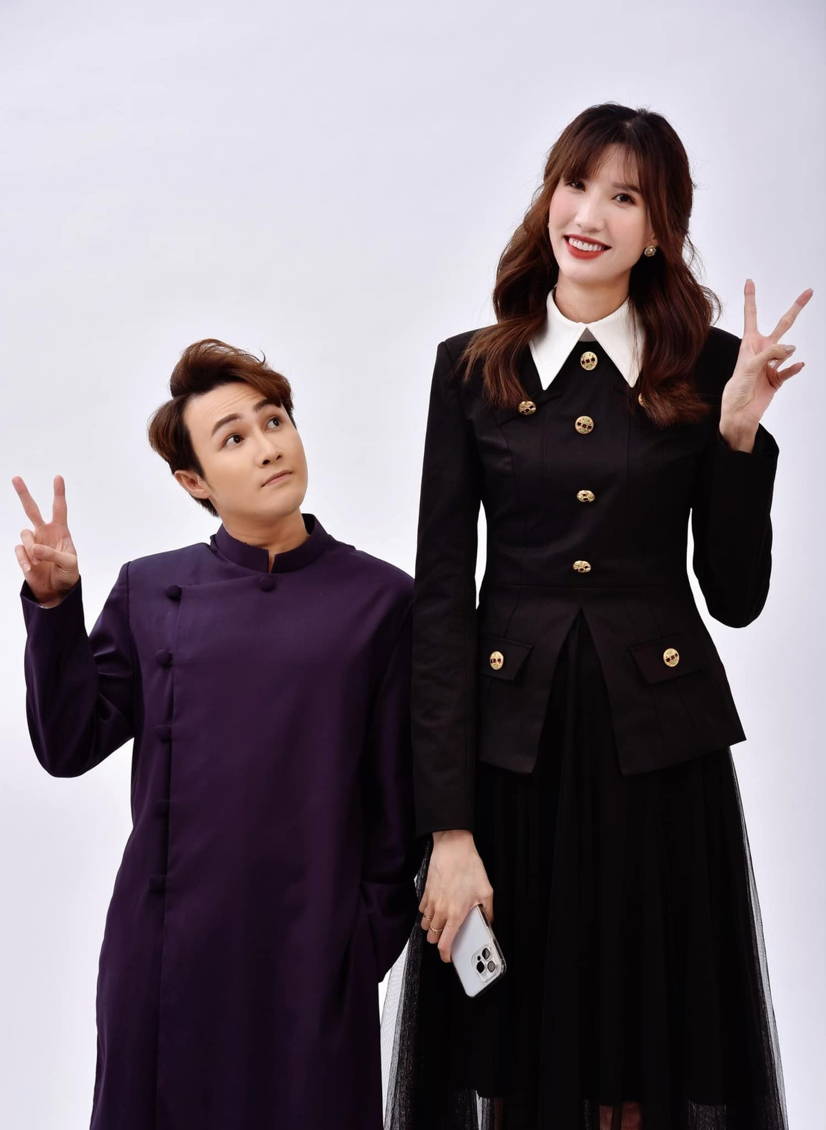 Đăng bức ảnh chụp cùng Huỳnh Lập sau khi hoàn thành xong buổi shooting cuối năm hợp tác với đàn anh, Hồng Xuân khiến nam diễn viên hài trở nên vô cùng nhỏ bé. Ảnh: FB Anh Phạm.