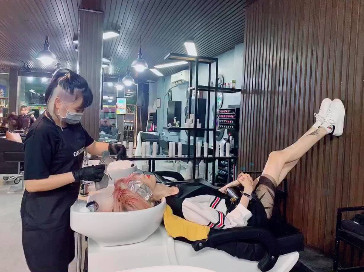 Hoạt động nghệ thuật nhiều năm nhưng Hồng Xuân khá tín tiếng trong chuyện tình cảm. Chiều cao cũng là một trở ngại với cô trong việc tìm kiếm bạn trai.