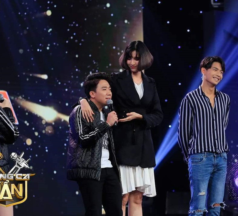 Trong bức ảnh "dìm hàng" MC Trấn Thành, nữ người mẫu hài hước từng chia sẻ: "Em cũng không cố ý đi giày cao đâu, tại lỡ cao rồi!".