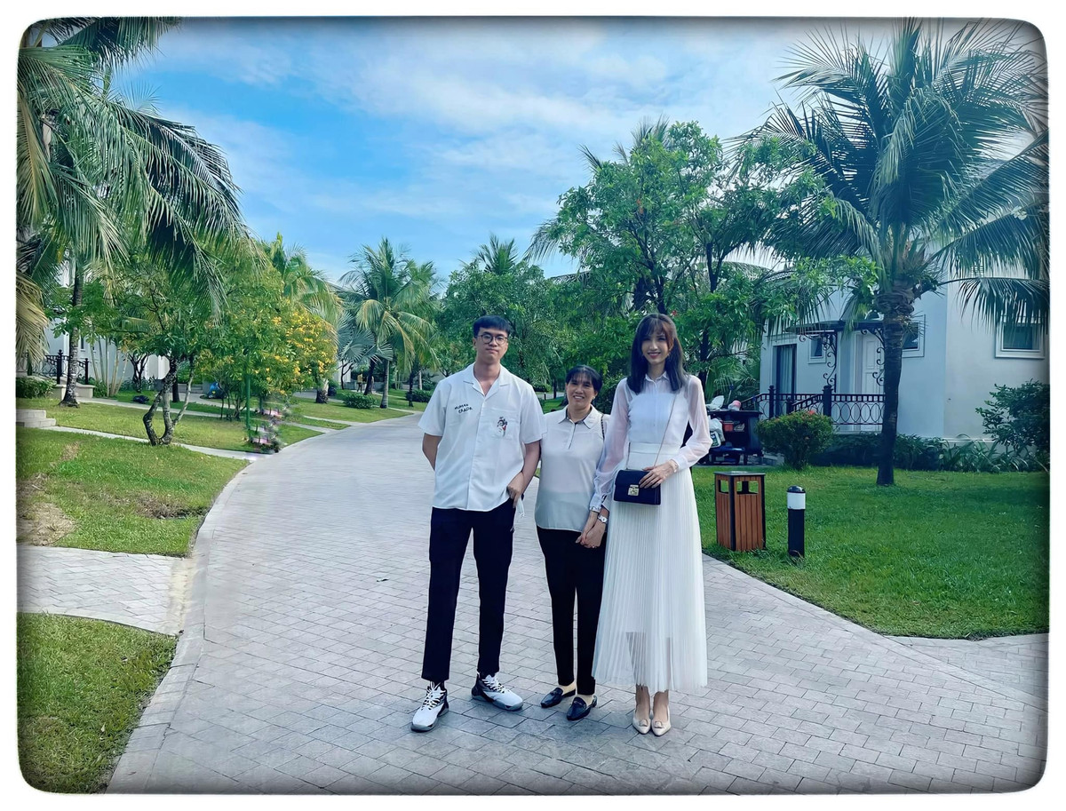 Đăng ảnh chụp cùng mẹ và em trai, "nữ người mẫu cao nhất Việt Nam" cho biết sẽ cố gắng chăm chỉ kiếm tiền để đưa mẹ đi du lịch nhiều nơi hơn và gọi cả nhà là gia đình “siêu to khổng lồ".