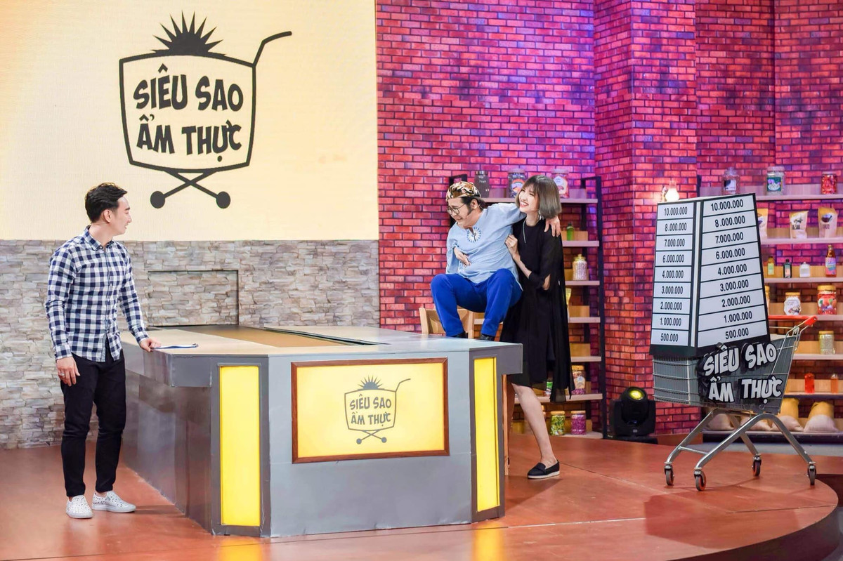 Tham gia chương trình "Siêu sao ẩm thực", nghệ sĩ Bạch Long - anh trai của NSƯT Thành Lộc còn phải đứng lên ghế để hỗ trợ Hồng Xuân trong phần thi thử thách.