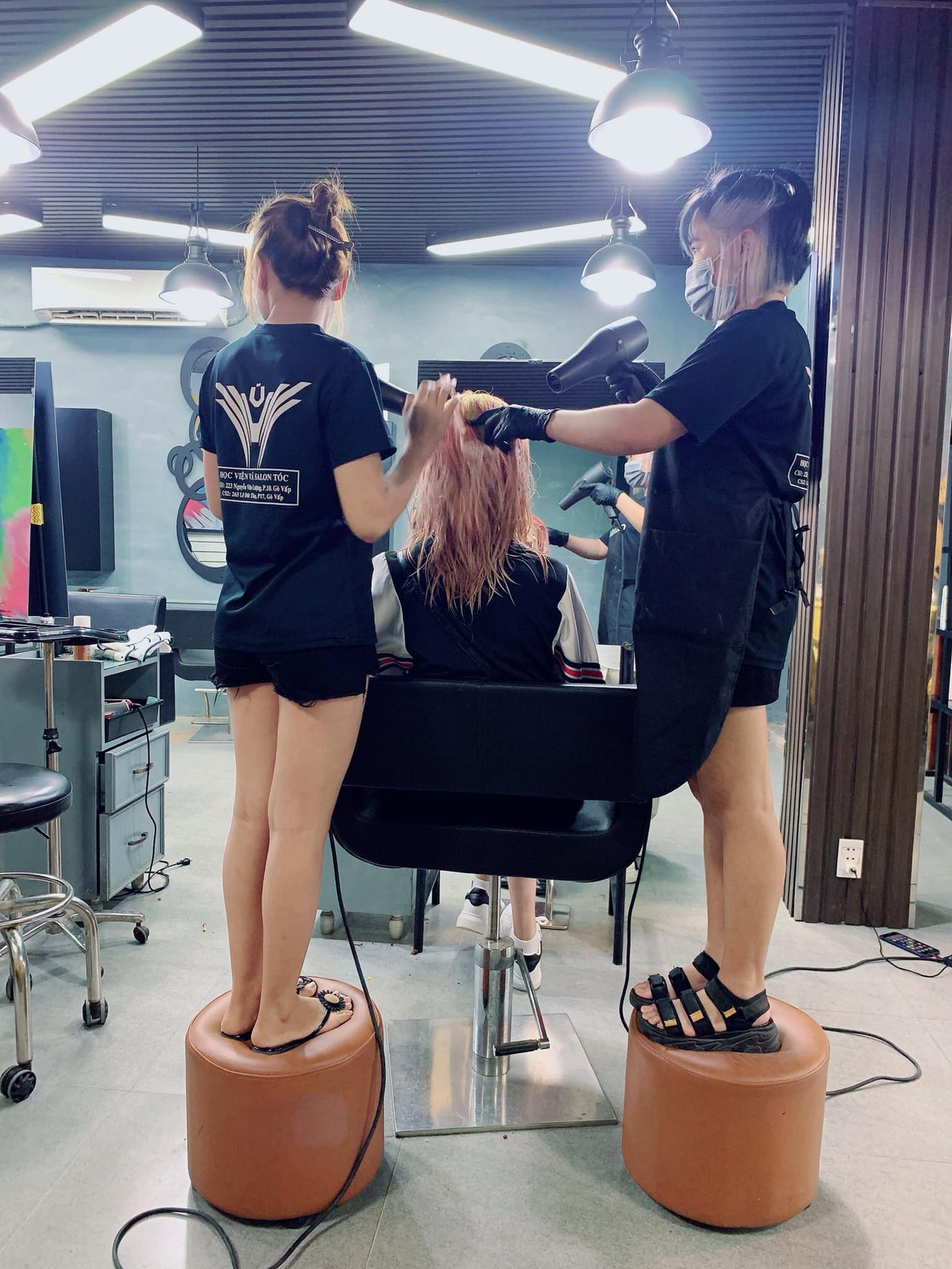 Cao là một lợi thế, nhưng cũng khiến chân dài sinh năm 1996 không ít lần rơi vào tình huống "dở khóc dở cười".