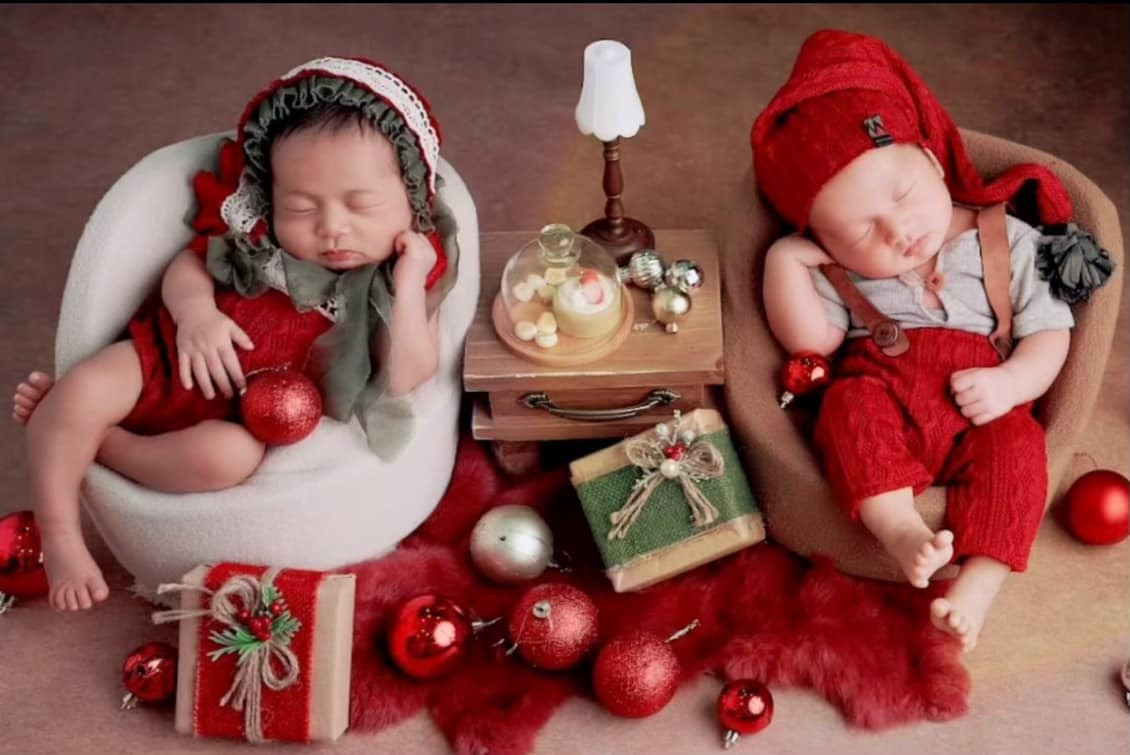 Hai con song sinh nhà Hà Trí Quang sắp tròn 1 tháng tuổi, càng ngắm càng yêu. Ảnh: FBNV.