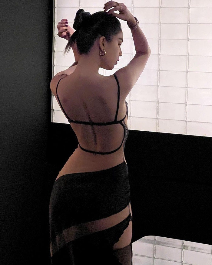 Không những vậy, Ngọc Trinh còn thản nhiên tạo dáng xoay người trước ống kính khoe vòng 3 "lấp ló".