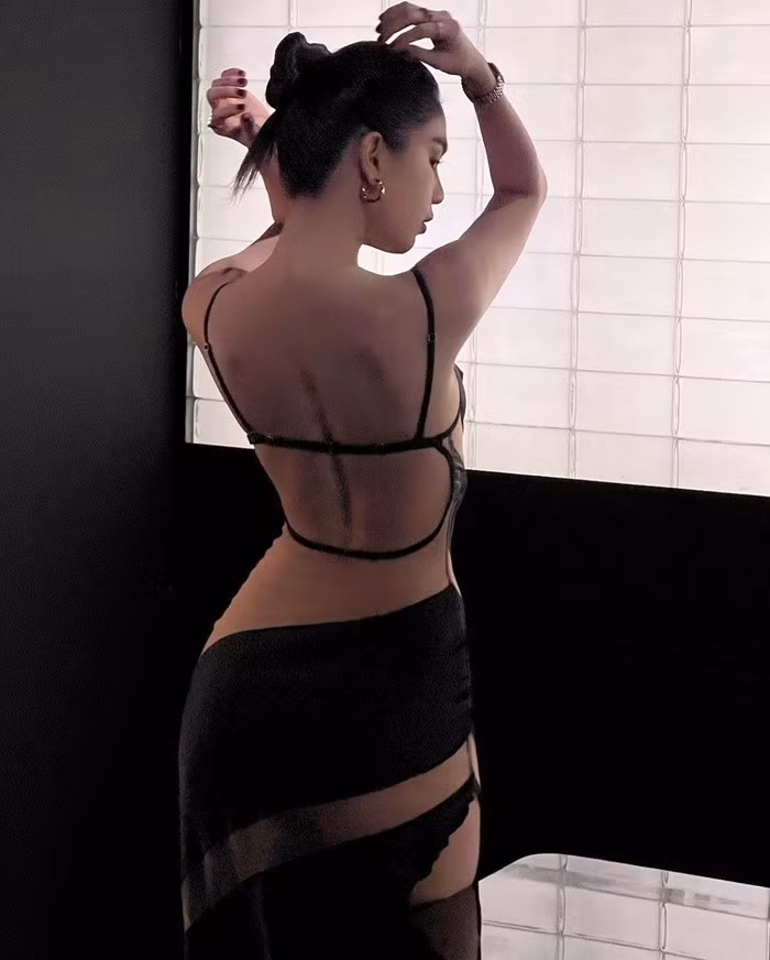 Không những vậy, Ngọc Trinh còn thản nhiên tạo dáng xoay người trước ống kính khoe vòng 3 "lấp ló".