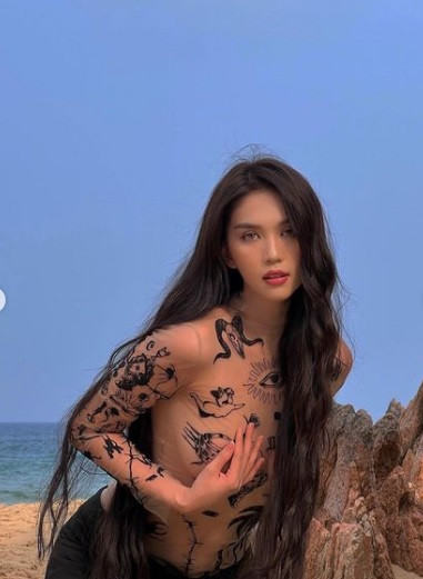 Tuy vậy, mỗi lần "nữ hoàng nội y" tung bộ ảnh thiếu vải đến mức "tối đa" là người xem thêm phần cảm thấy nhức nhối vô cùng.