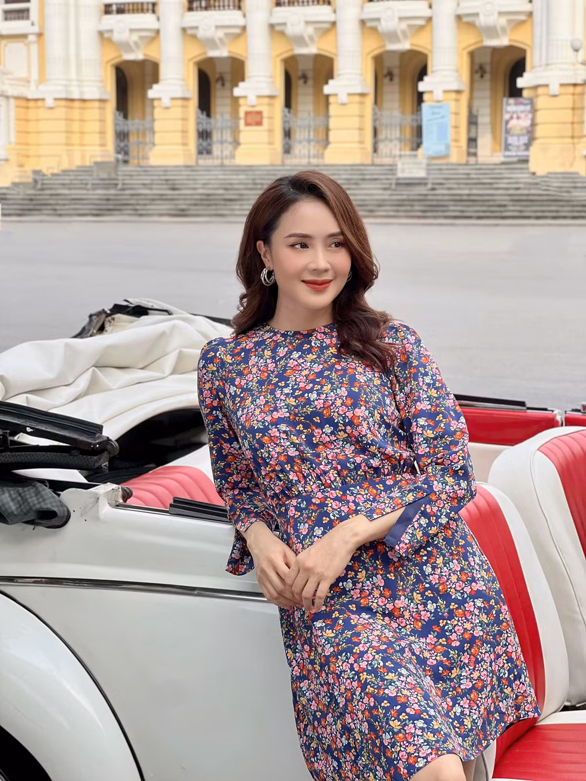 Sinh năm 1983 và là mẹ của hai con đã lớn, thế nhưng Hồng Diễm vẫn giữ được vẻ đẹp trẻ trung như gái đôi mươi, gương mặt khả ái cùng vóc dáng gợi cảm.