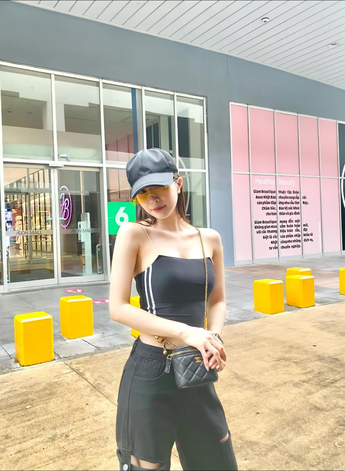 Nữ diễn viên sinh năm 1988 được fan nhận xét là một trong những mỹ nhân có body nóng bỏng nhất của dàn diễn viên VTV. Người đẹp một đời chồng theo đuổi phong cách thời trang sexy đến "nghẹt thở".