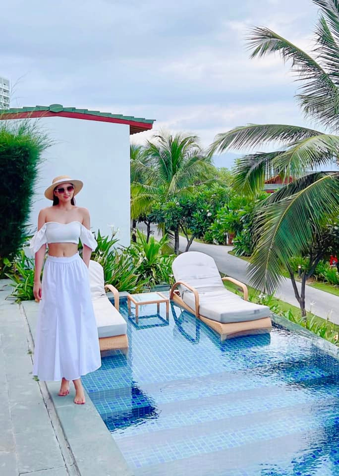 Ngoài diễn xuất, người đẹp sinh năm 1985 còn là một doanh nhân thành đạt với phong thái sang trọng, hiện đại. 