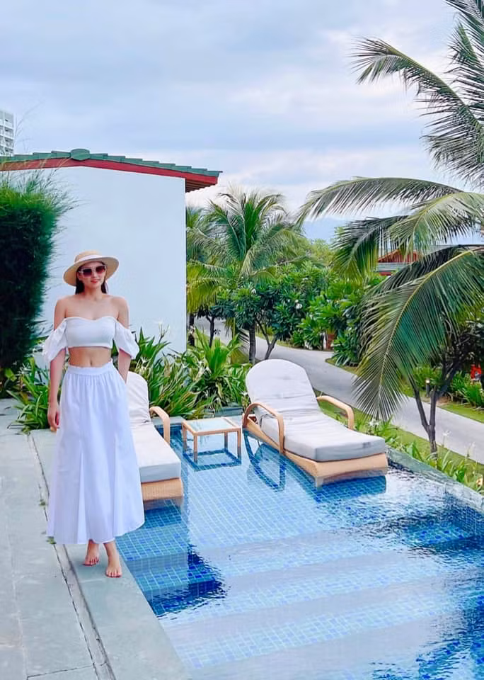 Ngoài diễn xuất, người đẹp sinh năm 1985 còn là một doanh nhân thành đạt với phong thái sang trọng, hiện đại. 