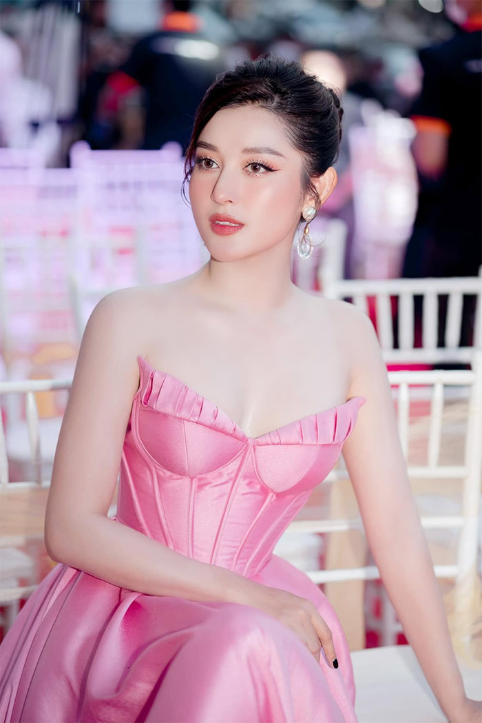 Nhiều người nhận xét mũi của người đẹp sinh năm 1995 cao hơn so với lúc đi thi Hoa hậu Việt Nam 2014 và nghi ngờ cô "dao kéo". (Ảnh: FBNV)