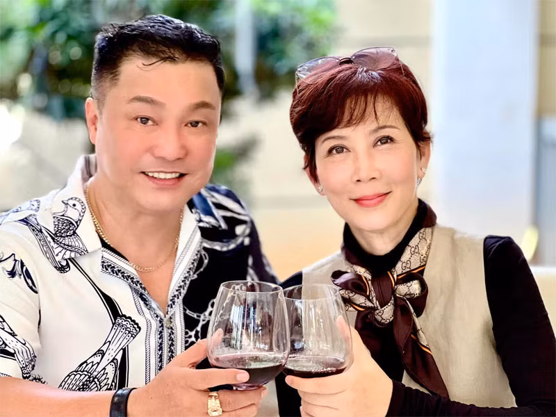 Mới đây, Diễm Hương và Lý Hùng hội ngộ sau 30 năm mất liên lạc. Ngoại hình trẻ trung của Diễm Hương khiến nhiều khán giả bất ngờ.