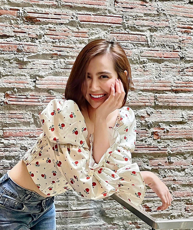 Áo crop-top hoa kết hợp với quần jeans là đủ bộ cho người đẹp 32 tuổi đi chơi với bạn bè.