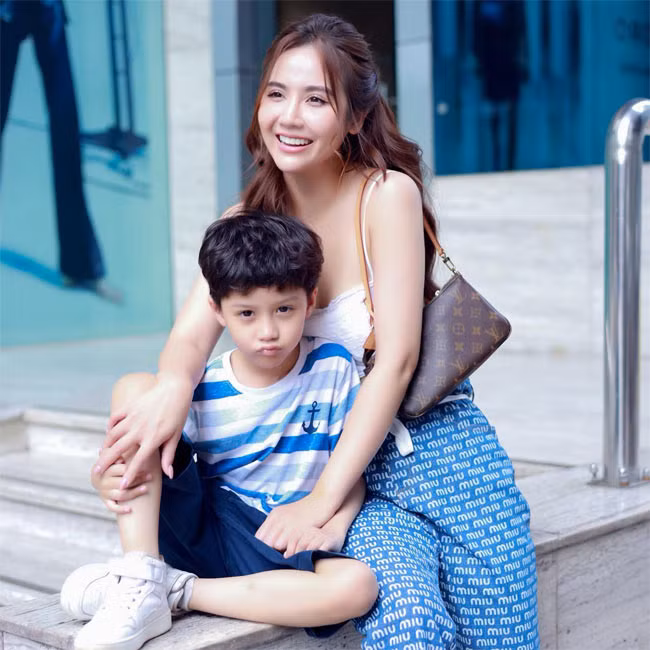 Một chiếc quần jeans ống rộng kết hợp với chiếc áo quây màu trắng là nữ diễn viên "Thương ngày nắng về" đã tự tin dạo phố.