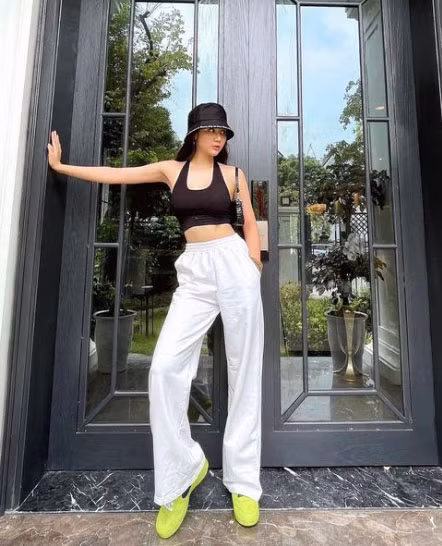 Quần kaki trắng ống rộng, áo crop-top đen, giày thể thao xanh cốm, Huyền Lizzie vừa giản dị, năng động vừa quyến rũ lạ thường.