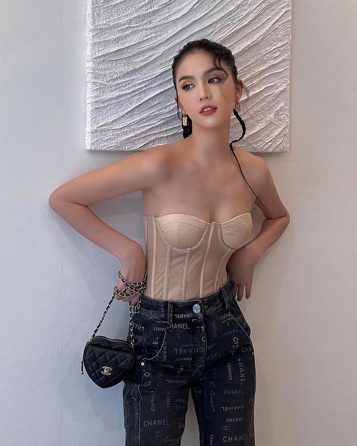 Thời trang dạo phố của Ngọc Trinh cũng luôn hút mắt và sexy như thế này.