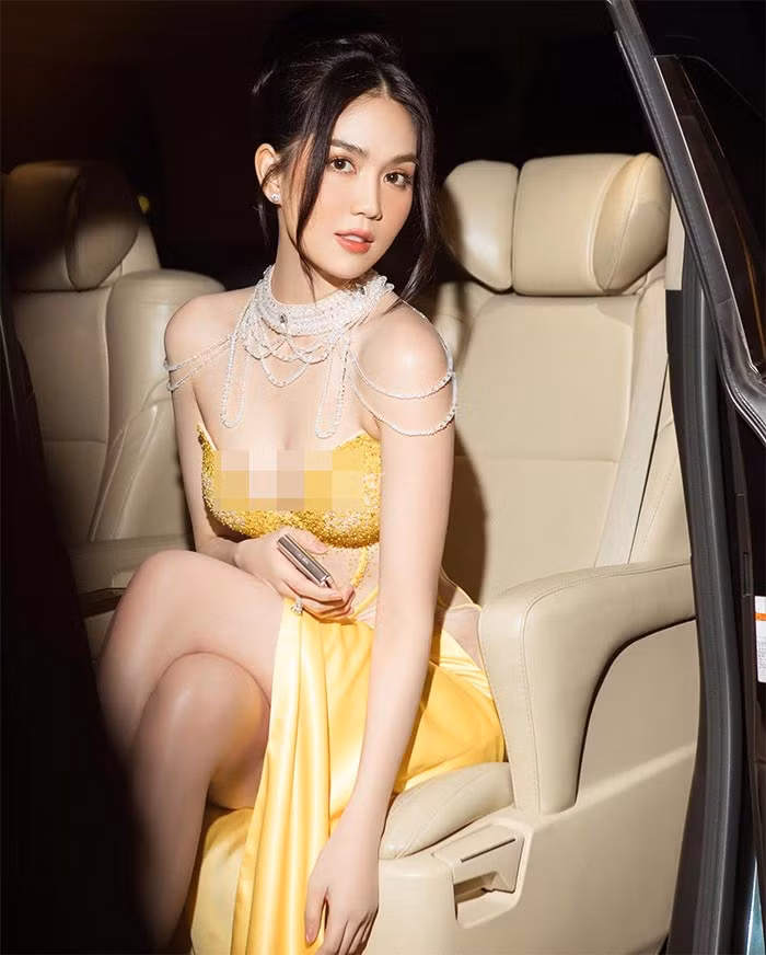 Cũng vẫn váy áo đi dự sự kiện như bao người đẹp khác nhưng ở Ngọc Trinh luôn toát ra sự quyến rũ mê hoặc.