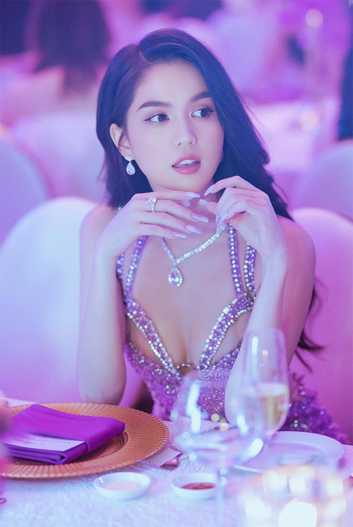 Hững hờ khoe nửa bầu ngực trong chiếc váy dạ hội màu tím lấp lánh, Ngọc Trinh thu hút mọi ánh nhìn khi xuất hiện trong một sự kiện.