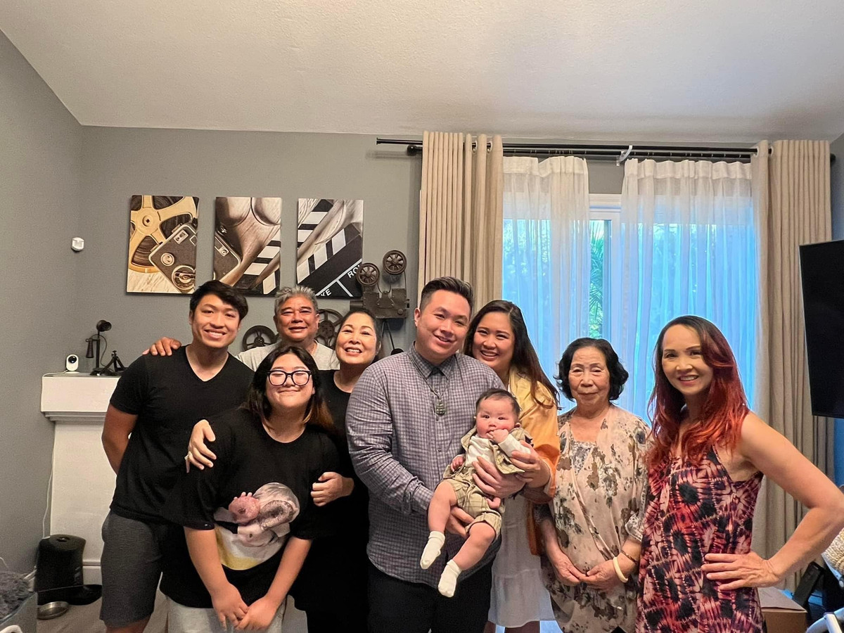 Cặp nghệ sĩ đã lên chức ông bà ngoại khi Hoàng Châu sinh con đầu lòng tại Mỹ hồi đầu năm nay. Vợ chồng NSND Hồng Vân có dịp là lại sang Mỹ thăm con cháu.