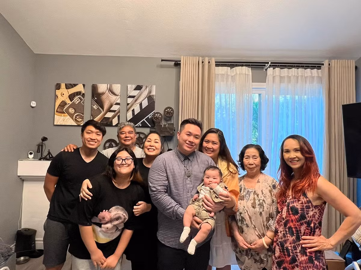 Cặp nghệ sĩ đã lên chức ông bà ngoại khi Hoàng Châu sinh con đầu lòng tại Mỹ hồi đầu năm nay. Vợ chồng NSND Hồng Vân có dịp là lại sang Mỹ thăm con cháu.