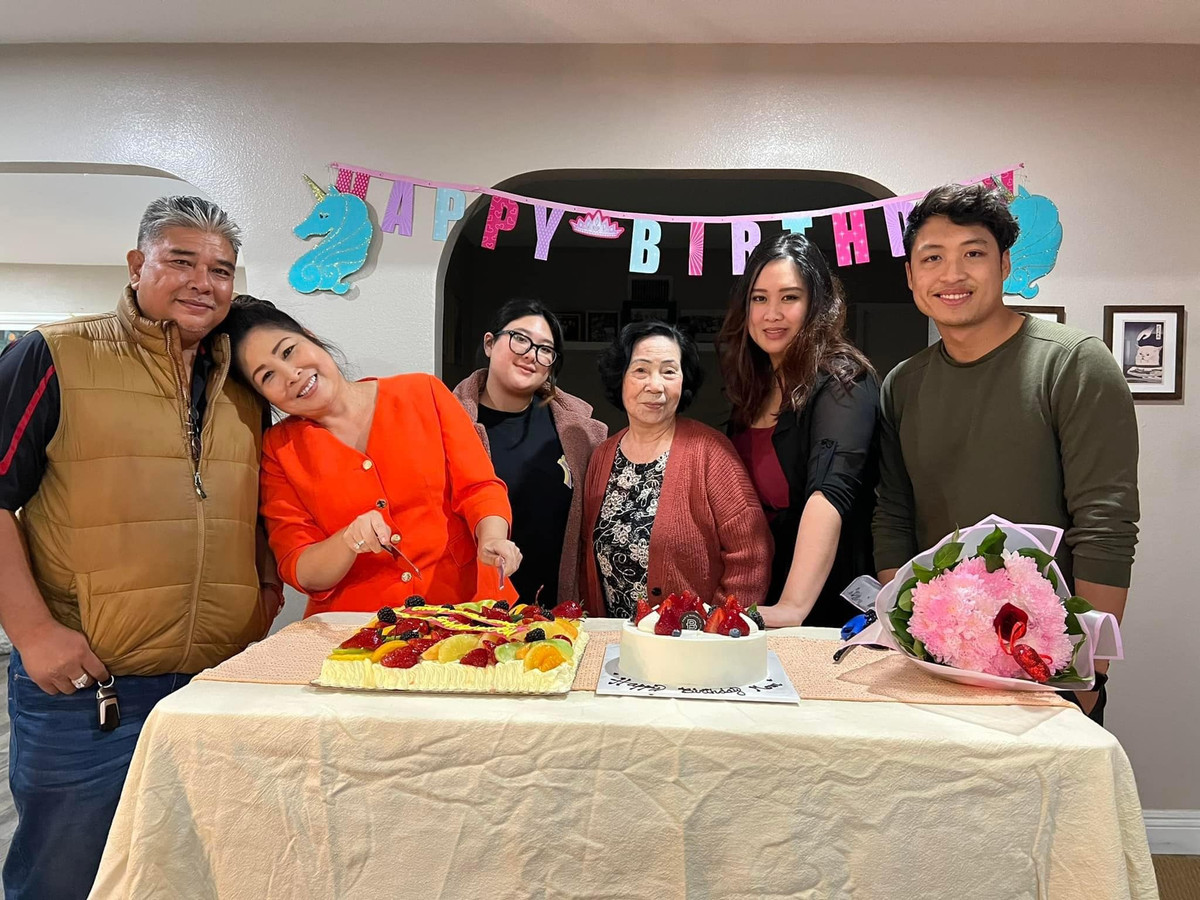 Hai nghệ sĩ tận hưởng cuộc sống hạnh phúc viên mãn bên nhau cùng các con riêng và con chung giỏi giang, ngoan ngoãn. Đạo diễn Lê Tuấn Anh yêu thương hai con riêng của vợ như con ruột của mình.