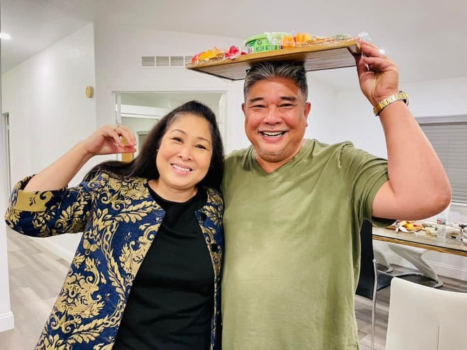 Ở tuổi U60, vợ chồng NSND Hồng Vân và đạo diễn Lê Tuấn Anh vẫn thoải mái thể hiện tình cảm, luôn sắt son và ngọt ngào.