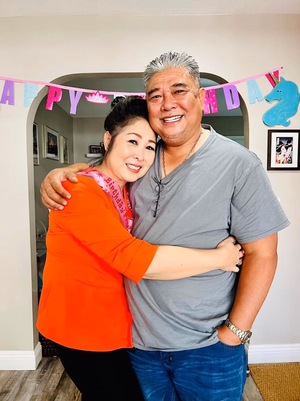 Nữ nghệ sĩ từng gửi lời nhắn nhủ tới ông xã: "Vợ luôn cố gắng sống tốt từng ngày để xứng đáng với món quà quý giá mà cuộc sống này đã mang ông xã đến với vợ... Cảm ơn ông xã luôn là người bảo vệ, che chở và mang lại hạnh phúc cho ba mẹ con em... Luôn bên nhau chồng nhé!".