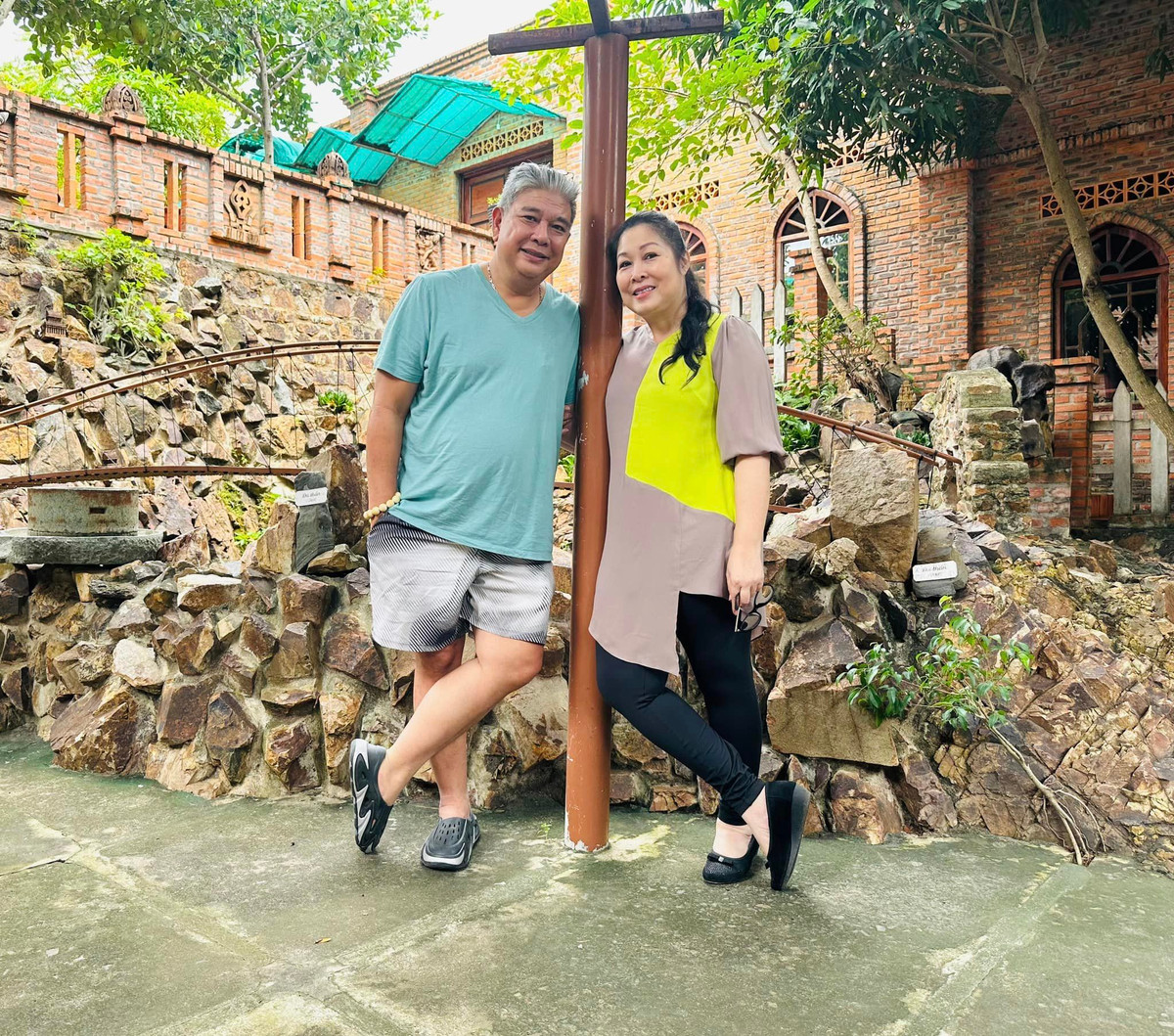 Khoe ảnh tình tứ bên ông xã, nữ nghệ sĩ bày tỏ được chồng cho đi chơi nên khuôn mặt quá nhiều sắc thái... Trong một khoảnh khắc khác, nghệ sĩ Hồng Vân hài hước tiết lộ không biết nên vui hay buồn khi được ông xã đạo diễn khen dễ thương giống trái mít.