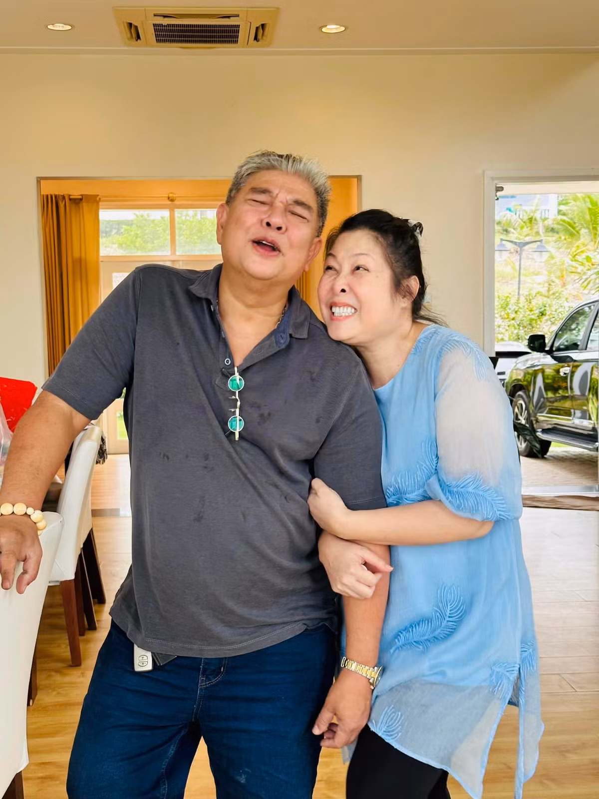 Theo dõi trang cá nhân của NSND Hồng Vân, fan không khỏi ngưỡng mộ trước cách thể hiện của tình cảm của cô với ông xã là tài tử điện ảnh một thời Lê Tuấn Anh.