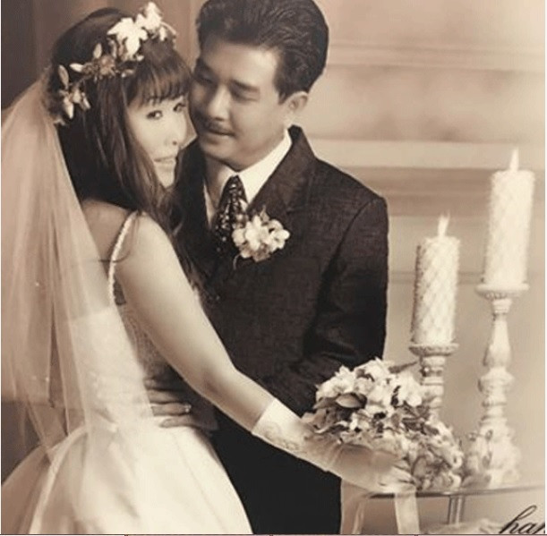 Cả hai từng yêu nhau thời là sinh viên trước khi đi theo con đường riêng. Sau đó, nữ nghệ sĩ từng kết hôn với người chồng đầu tiên và có hai con là Hoàng Châu và Khôi Nguyên, nam nghệ sĩ cũng từng có bạn gái. Mãi tới năm 2000, Hồng Vân - Lê Tuấn Anh mới trở về bên nhau và gắn bó đến tận bây giờ, rồi có với nhau cô con gái chung là Ngọc Châu.